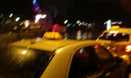 Taxi nocturno desenfocado