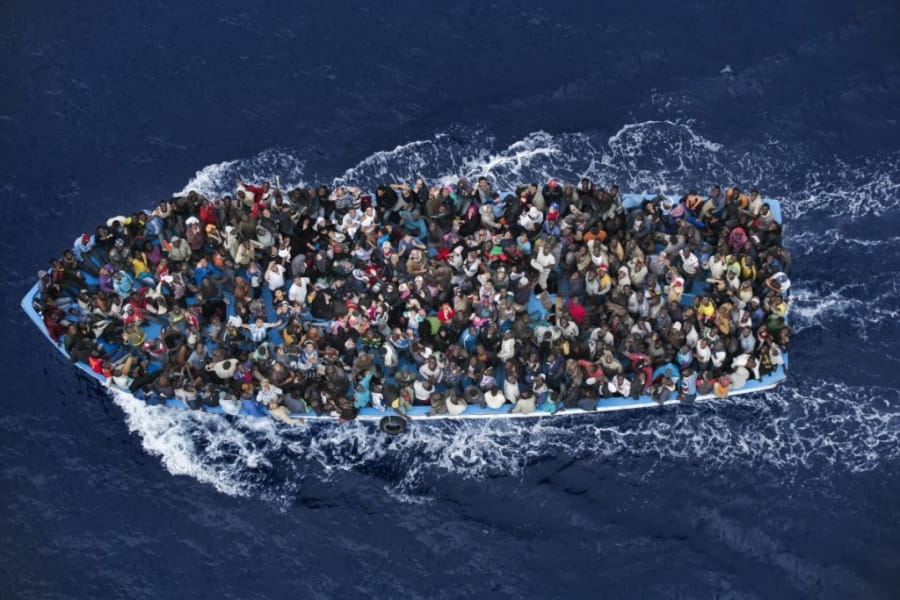 Imagen grande de una patera llena de migrantes