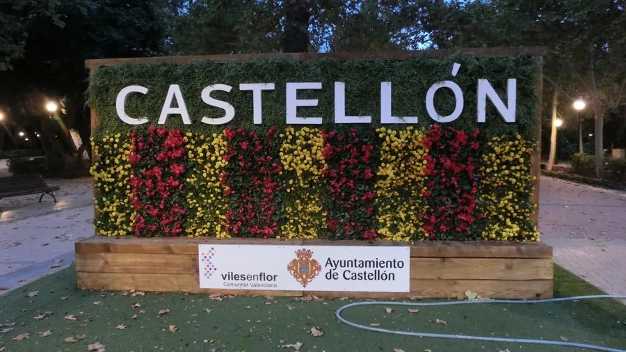 banco floral colocado en el parque Ribalta de Castellón
